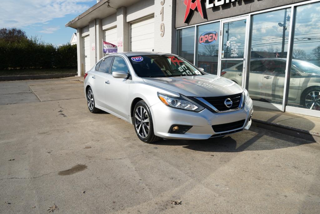 2016 Nissan Altima SR's photo